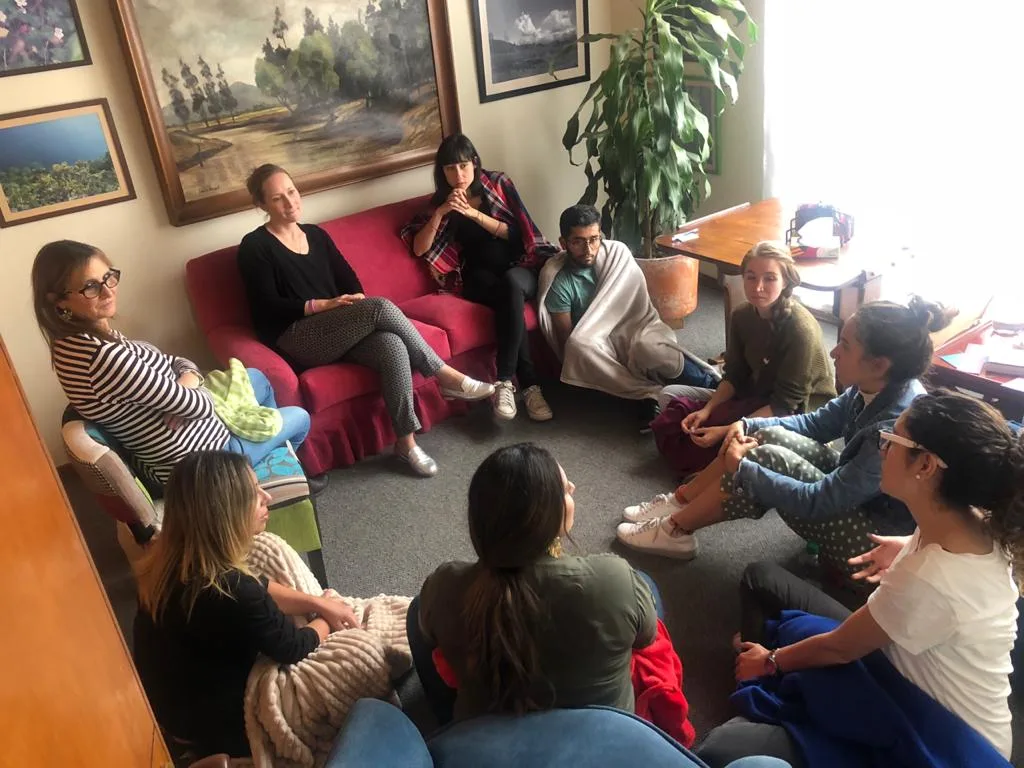 Círculo vivencial de estudiantes de la formación en psicología humanista existencial de Centir en Bogotá